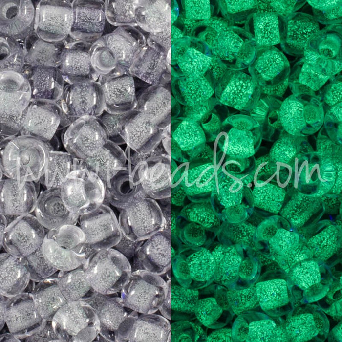 Achat en gros cc2725 perles de rocaille Toho 11/0 Glow in the dark gray crystal/bright green (10g)