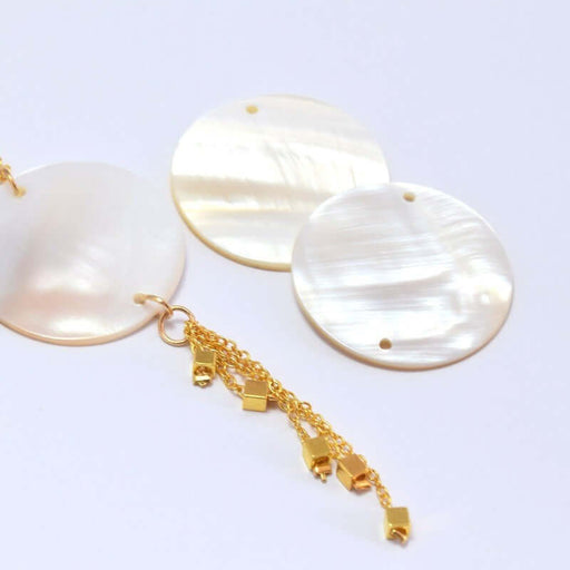 Buy 2 round pendant connectors in mother-of-pearl diameter 3 cm for earrings or jumper.