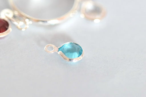 Acheter au détail mini pendentif perle en verre à facettes bleu aigue marine clair 6 mm avec contours argentés